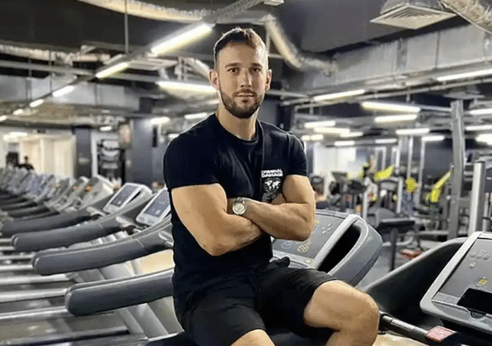 为展示减肥计划而暴饮暴食快速增重的网红教练，最终猝死