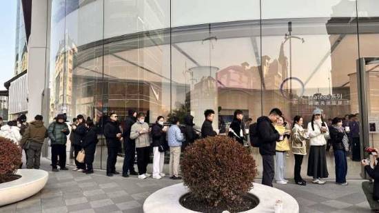 华为Mate80首发销售热度爆棚！线上库存瞬间售空线下门店再度出现排队抢购的热闹场面