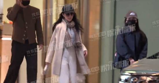 刘亦菲素颜体验美容项目老钱风造型尽显优雅俏皮感