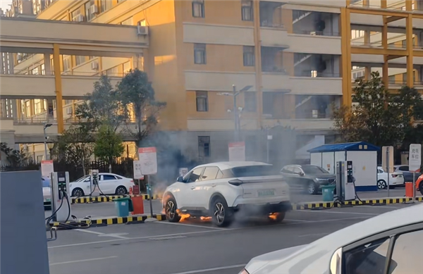 哪吒U在停车场充电时突发自燃，底盘电池部位持续猛烈喷火