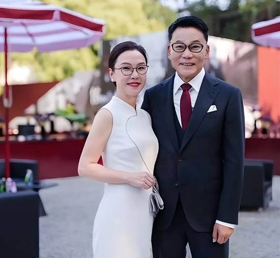 李国庆与新婚妻子深情拥吻，高调示爱迎娶心中的白月光