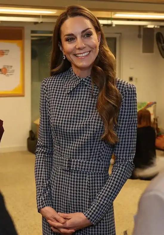 143岁的英国凯特王妃身形消瘦如纸片，目前正处于癌症治疗阶段