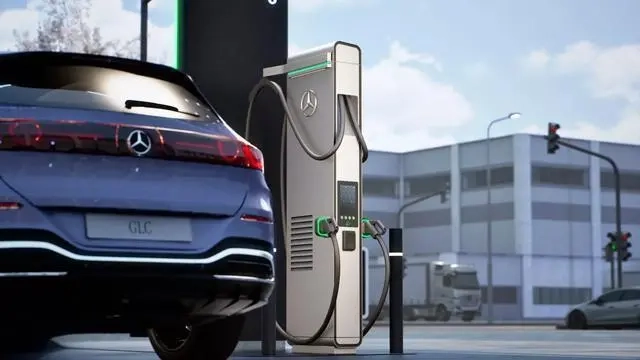 实测结果表明：电动汽车的电磁辐射水平远低于安全风险阈值，与传统车辆相比并无差异