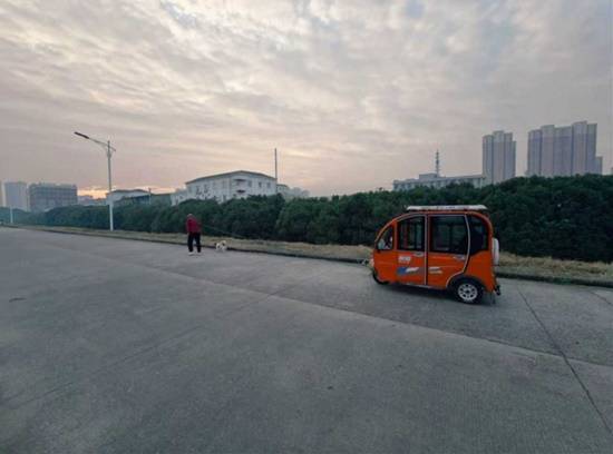 61岁儿子每天用车子载着100岁老父亲出门晨练，只因放心不下老父亲独自留在家中