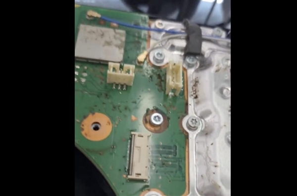 拆开无法开机的PS5后场面不忍直视！活蟑螂四处乱窜、内部布满粪便