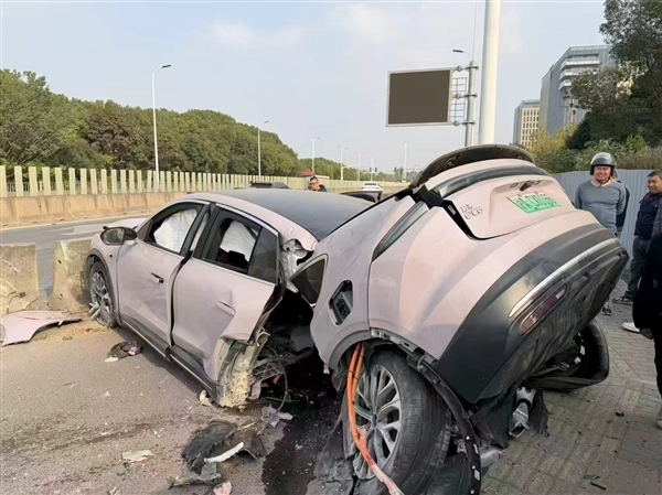 女子驾驶蔚来EC6遭遇重大事故，车辆断为两截，本人却毫发无损