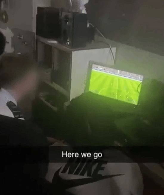 英国监狱成了“网吧”？狱警和囚犯在牢房里一起玩游戏