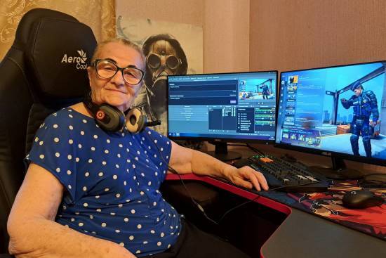 俄罗斯77岁奶奶凭《CS2》一打五反杀名场面，获年度最佳时刻提名！