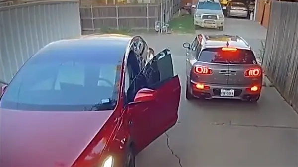 离奇！男子开MiniCooper出门自家特斯拉竟自动开门剐蹭两车