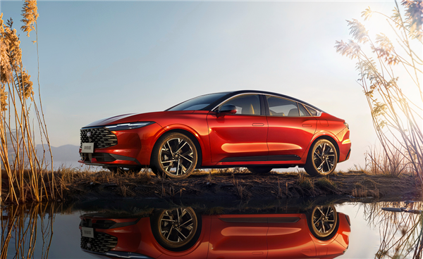 新款福特蒙迪欧正式上市，起售价14.98万，此次最大变化是摒弃了分体式大灯设计