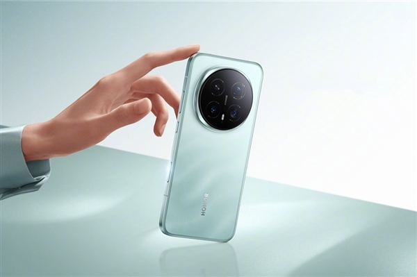 方飞表示：豆包手机令荣耀团队备受鼓舞，荣耀在AI赛道迎来了新伙伴