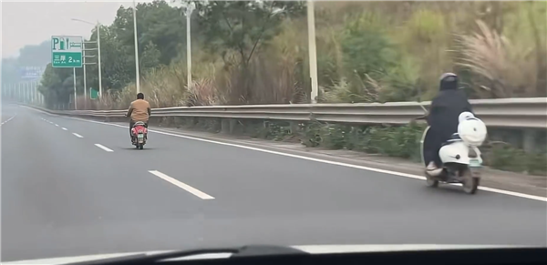 电动自行车竟开上高速路，时速飙到120公里根本追不上！网友惊呼：这速度是新国标的5倍啊！