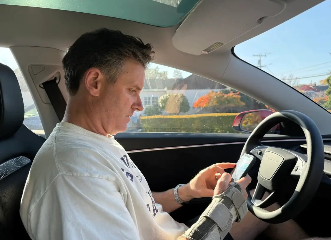 美媒实测特斯拉FSD：开车时发短信，真的不会出问题吗？