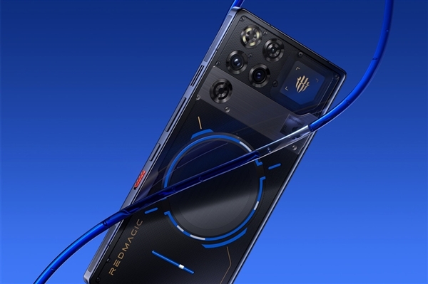 姜超表示，成本大幅上涨导致友商无人推出24+1TB机型，目前只有红魔仍在坚持这一配置。