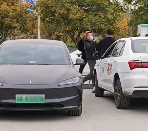 两车主因争抢充电枪，在充电站大打出手