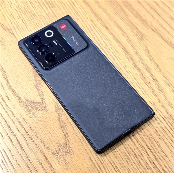 努比亚首款大折叠屏手机登场！努比亚Fold正式发布，起售价8150元