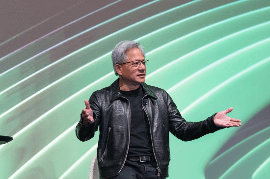 黄仁勋透露自己每日清晨4点便已起床，坦言即便醒来仍会担忧公司面临倒闭风险