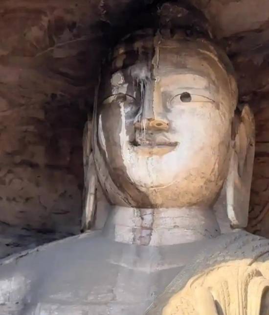 “云冈石窟大佛现‘流鼻涕’现象官方回应：将临时封闭并处理渗水问题”