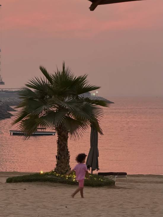 C罗太幸福了！未婚妻晒出红色比基尼照