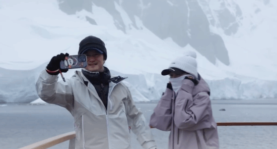 吴京与郭帆在南极进行视频通话，透露《流浪地球3》会选择南极作为取景地
