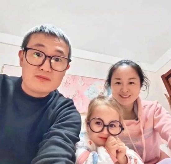 江苏一对夫妻生下金发碧眼的混血女儿，连孩子父亲都怀疑是不是抱错了