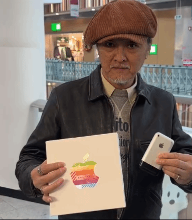 这是睡懵了？竟在苹果新店撞见一位老人展示初代iPhone！