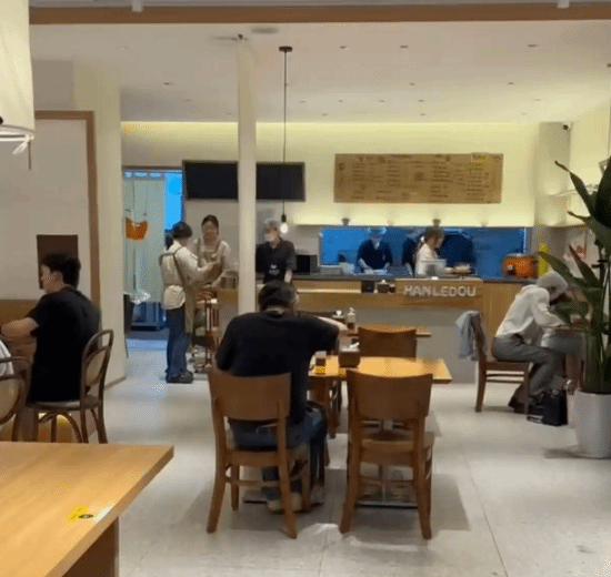 “少拿五百元能休十天假”引发讨论回应称员工均投票赞成