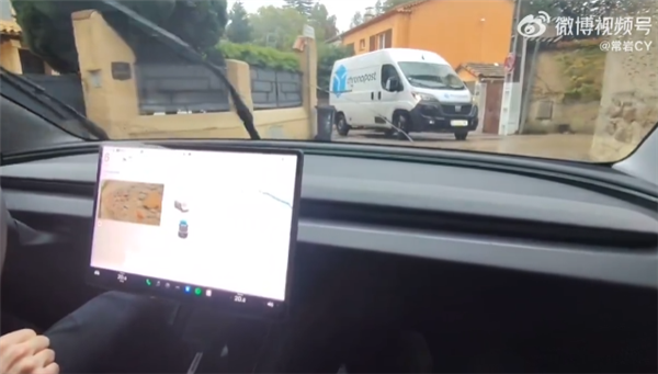 特斯拉FSD欧洲道路实测：遇窄路主动倒车调整方向操作比老司机更丝滑