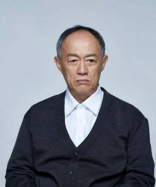 老戏骨金士杰在年近六十时喜获龙凤胎，其妻子是比他小25岁的女学生