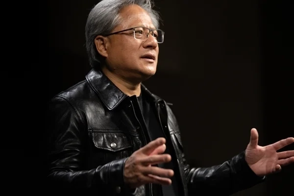 黄仁勋表示：美国建一座数据中心需耗时三年，而中国建医院仅用一个周末