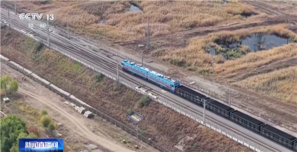 我国成功开展世界首次3.5万吨级重载群组列车运行试验，列车仅通过无线信号协同实现行驶