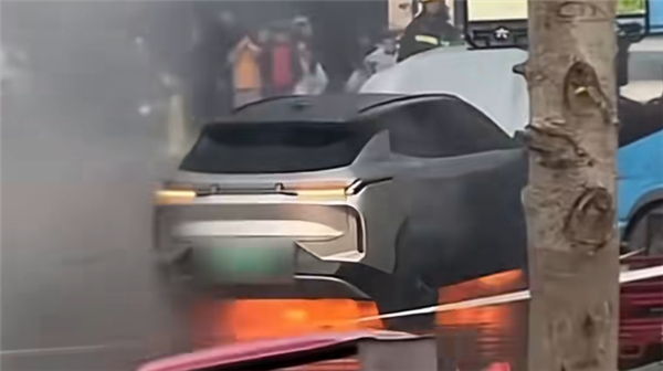 安徽一辆新能源车行驶途中起火，随后传来爆响，车身零件被炸得粉碎