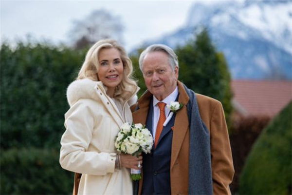 82岁保时捷掌舵人四度步入婚姻殿堂：妻子年轻他20岁家世不凡