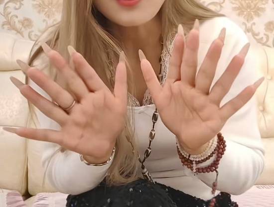 天生拥有12根手指的女子称其灵活好用，乐观自信的她圈粉无数