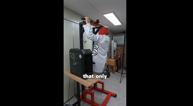 是不是长时间对着电脑、运动量不够？试试这个新奇点子——得先做引体向上，才能玩电脑！