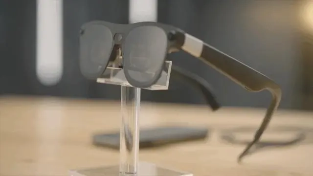 谷歌AndroidXR首款有线智能眼镜：XREALAura明年上市的三个不同新文本如下：