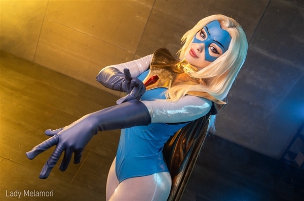 美女Cos《超英》金耀光精美图赏金发靓女搭配性感胶袜