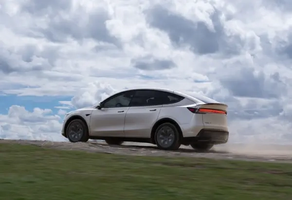 全球新能源车型销量前二十榜单里中国品牌占据十七个席位，小米SU7位列第八