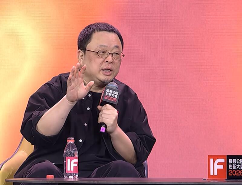 采访商业大佬只需颜值？罗永浩直言不讳！网友争论不休