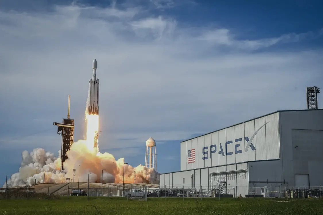 SpaceX计划于2026年通过IPO募资超250亿美元，公司估值将突破1万亿美元