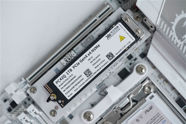 极速狂飙7000MB/s！长江存储PC42Q1TB固态硬盘精美图赏