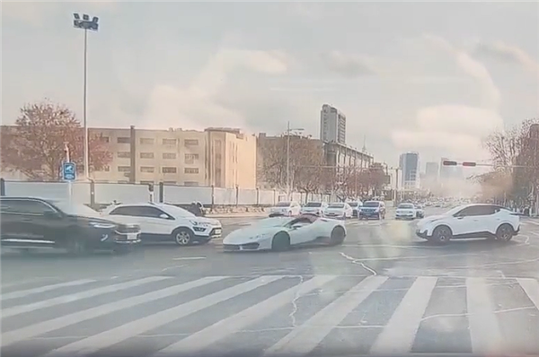 无牌兰博基尼Huracán闯红灯转弯时，与直行SUV猛烈相撞，车辆损毁严重