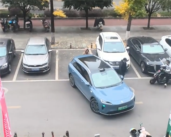 尚界H5车主遭遇人肉占车位，机智用调虎离山计配合自动泊车功能成功抢位