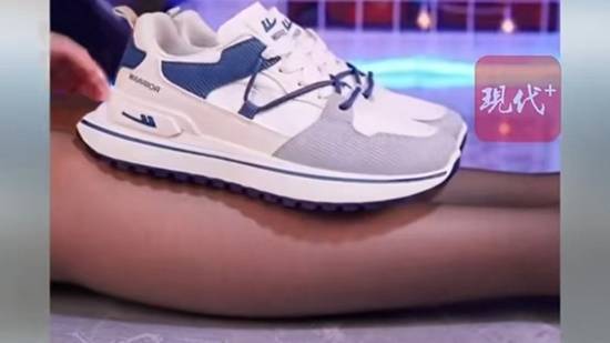 男鞋广告里出现黑丝腿，被网友指责是擦边行为，模特还以涂有美甲的手轻轻抚摸鞋面