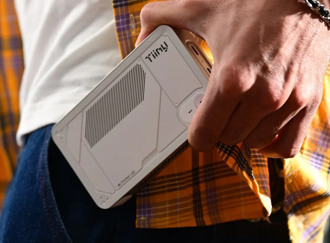 “全球最小AI超算”正式亮相：重量仅300克，算力可达190TOPS