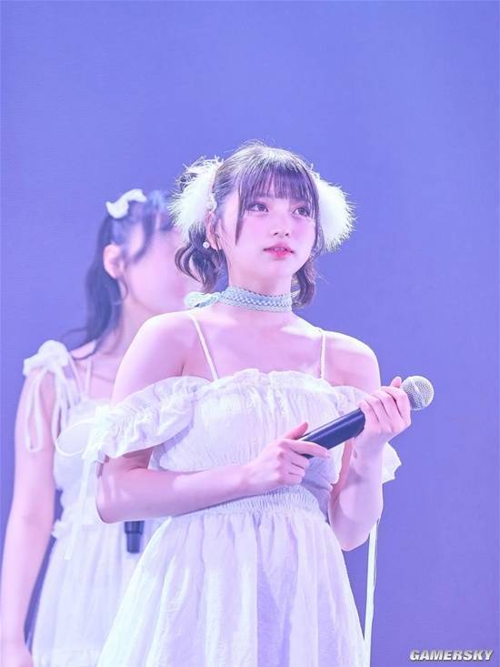 从偶像转型为写真女优的姫野，其名字已被大众呼喊到能自动关联“结婚吧”这一内容