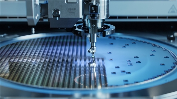 TechInsights消息称，麒麟9030芯片所采用的是中芯国际的5nm级工艺，该工艺并未使用EUV光刻技术