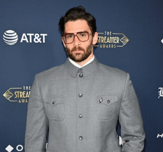 美国知名网红身着中山装亮相红毯与甲亢哥畅谈中国之行感受