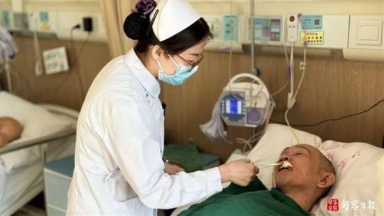 无名男子在医院躺了七年半，仅双眼可动，无人认领