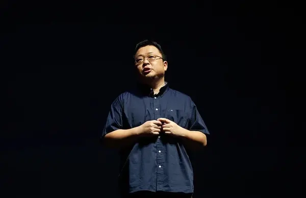 罗永浩再度发文讨论AI手机：要让那些躺着就能轻松盈利的大厂无法安枕